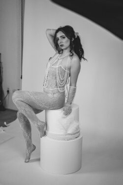 Fashion focení v ateliéru Loft B v Bílině s přirozeným denním i umělým světlem, ideální pro ženy z Mostu a okolí.